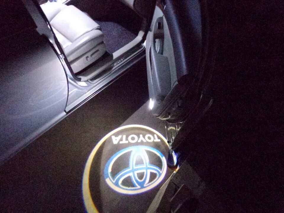 Проекция логотипа. Лазерная проекция octavia a7. лазерная проекция камри. лазерная проекция вольво. лазерная проекция логотипа в двери тойота камри.