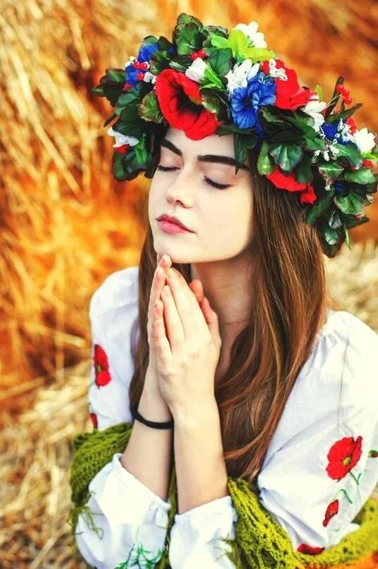 Гарна дівчина. Украинские красавицы. Красивые девушки украины. Прическа в русском народном стиле. Дівчина україна.