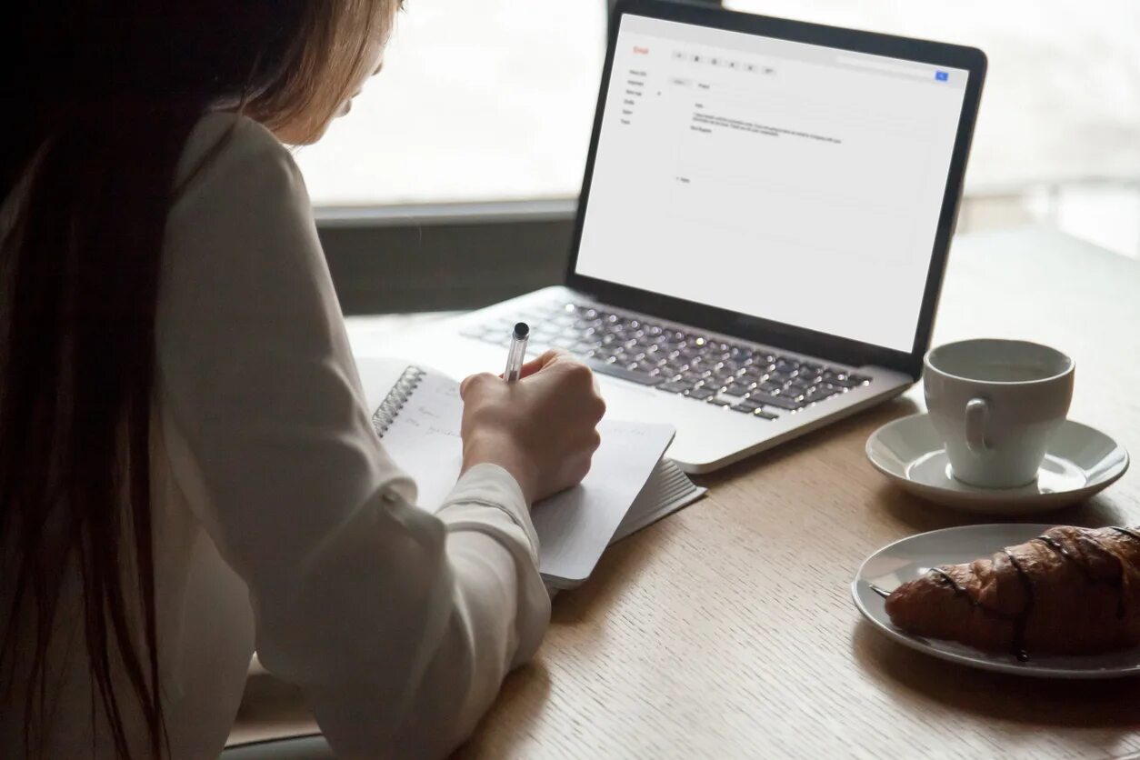 I m an email. Write an email. write an e-mail. электронные письма человек. письмо на ноутбуке.
