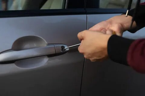 Открыть заблокированную дверь машины