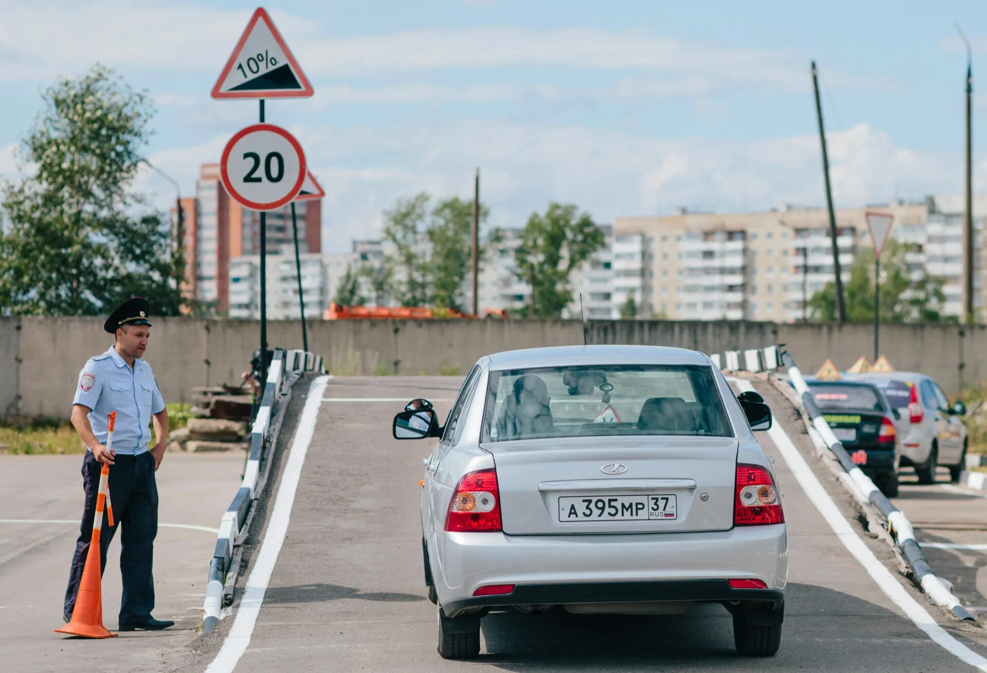 Новые автомобильные правила. Площадка на экзамене в ГИБДД 2022. Экзамен в автошколе. Учебная машина. Экзамен в ГАИ по вождению.