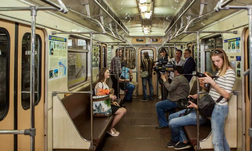 Вагон метро с людьми. Вагон метро. вагон метро внутри. вагон метро изнутри. люди в вагоне метро.