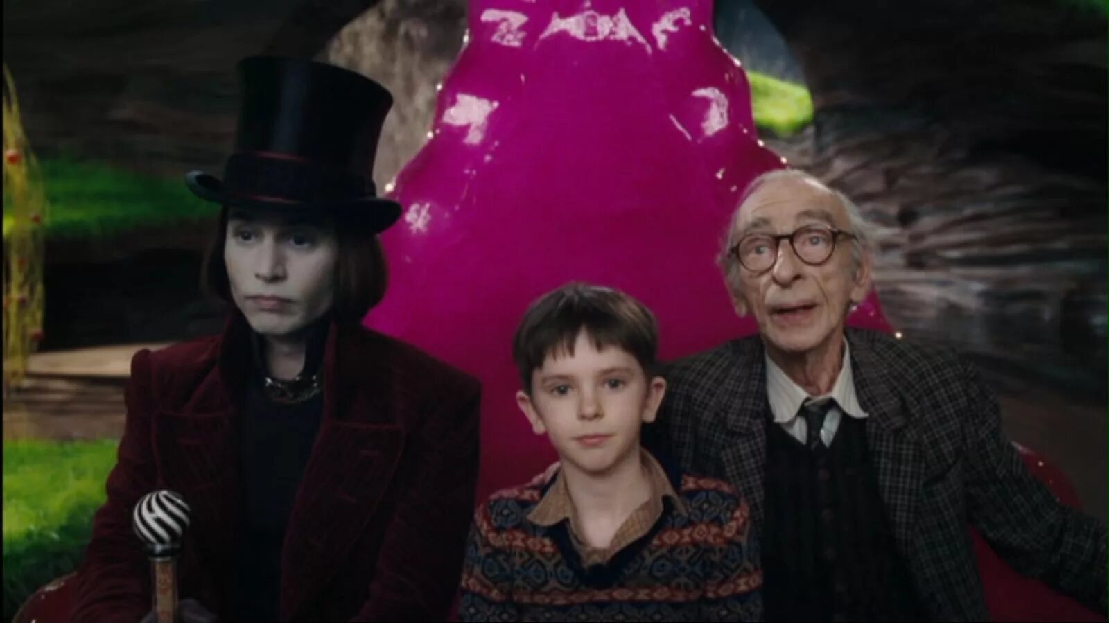 Чарли и шоколадная фабрика 2005 год. Вилли вонка 2023. Чарли и шоколадная фабрика 2005 вилли вонка. Чарли 2005. Чарли и шоколадная фабрика 2005 хелена бонем картер.