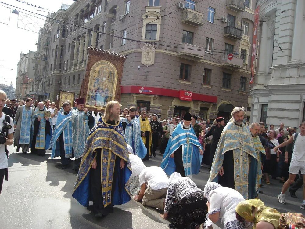 Поклонение в храме. Верующие поклоняются только. Очередь к мощам свт. Верующие поклоняются только. Верующие поклоняются только.