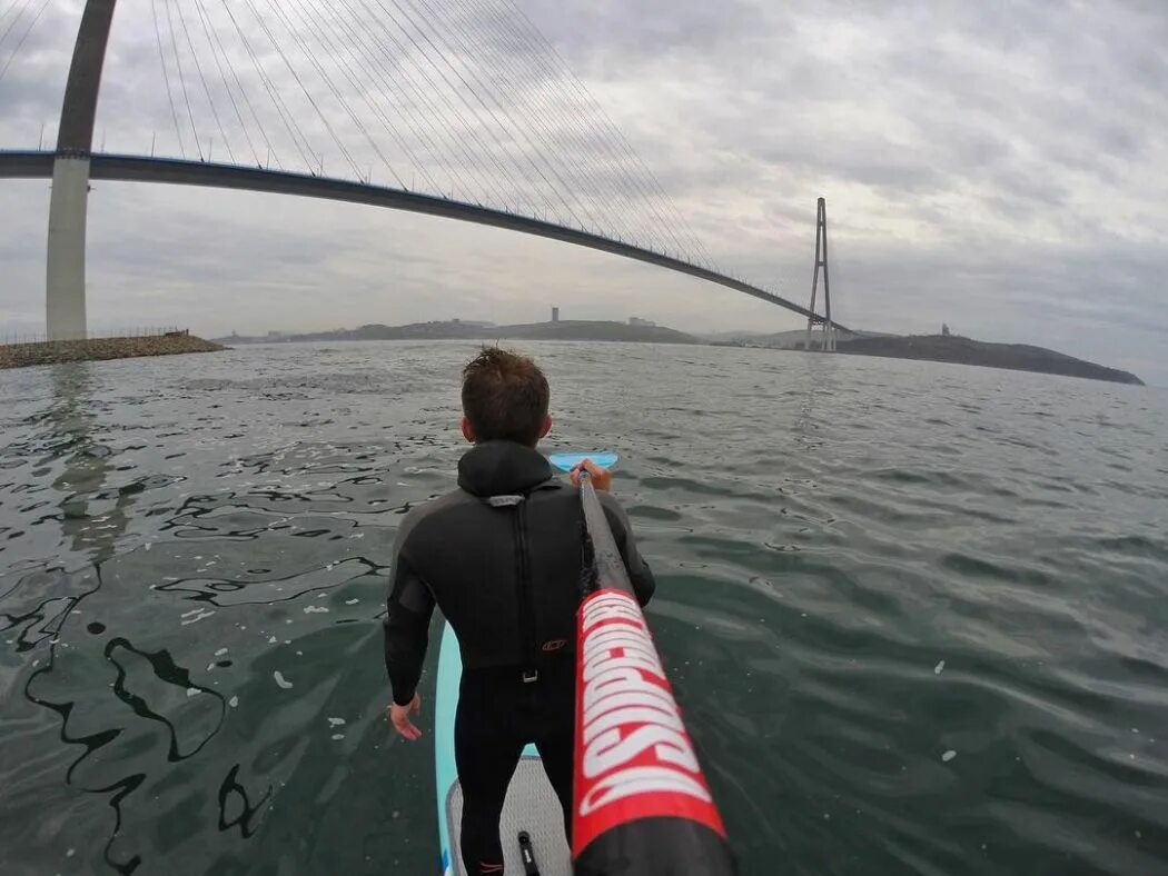 Сап владивосток. Сплав на рафтах по реке. Сапсерферы угнали льдину. Сап владивосток. Катание на сапах владивосток.