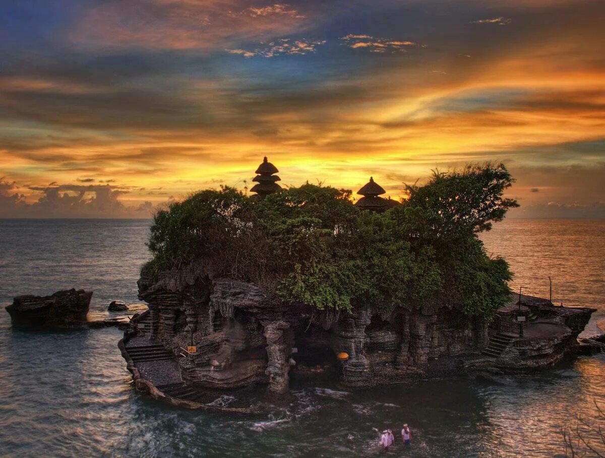 Время бали индонезия. Храм Пура Танах лот. Танах лот Бали. Храм Танах лот Бали. Бали храм на воде Танах лот.