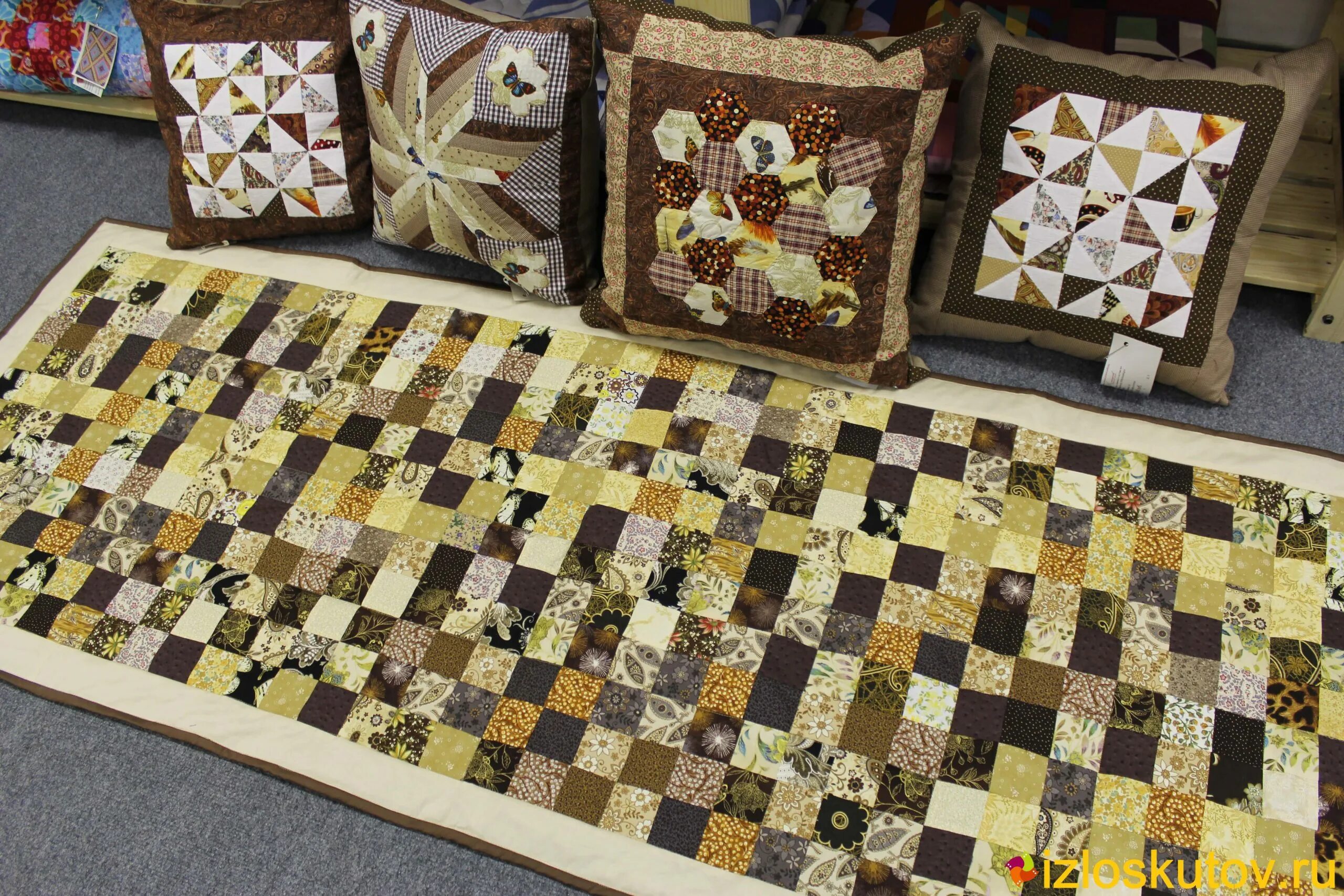 Лоскутный плед на диван. Лоскутное одеяло уитни отто. Покрывало bravo пэчворк 9025-07. Покрывало на диван пэчворк. Покрывало на диван пэчворк.