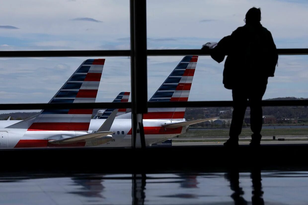 Самолет American Airlines. Самолет и аэропорт. Самолет на фоне моря. Посадка самолета. Внутренние авиарейсы