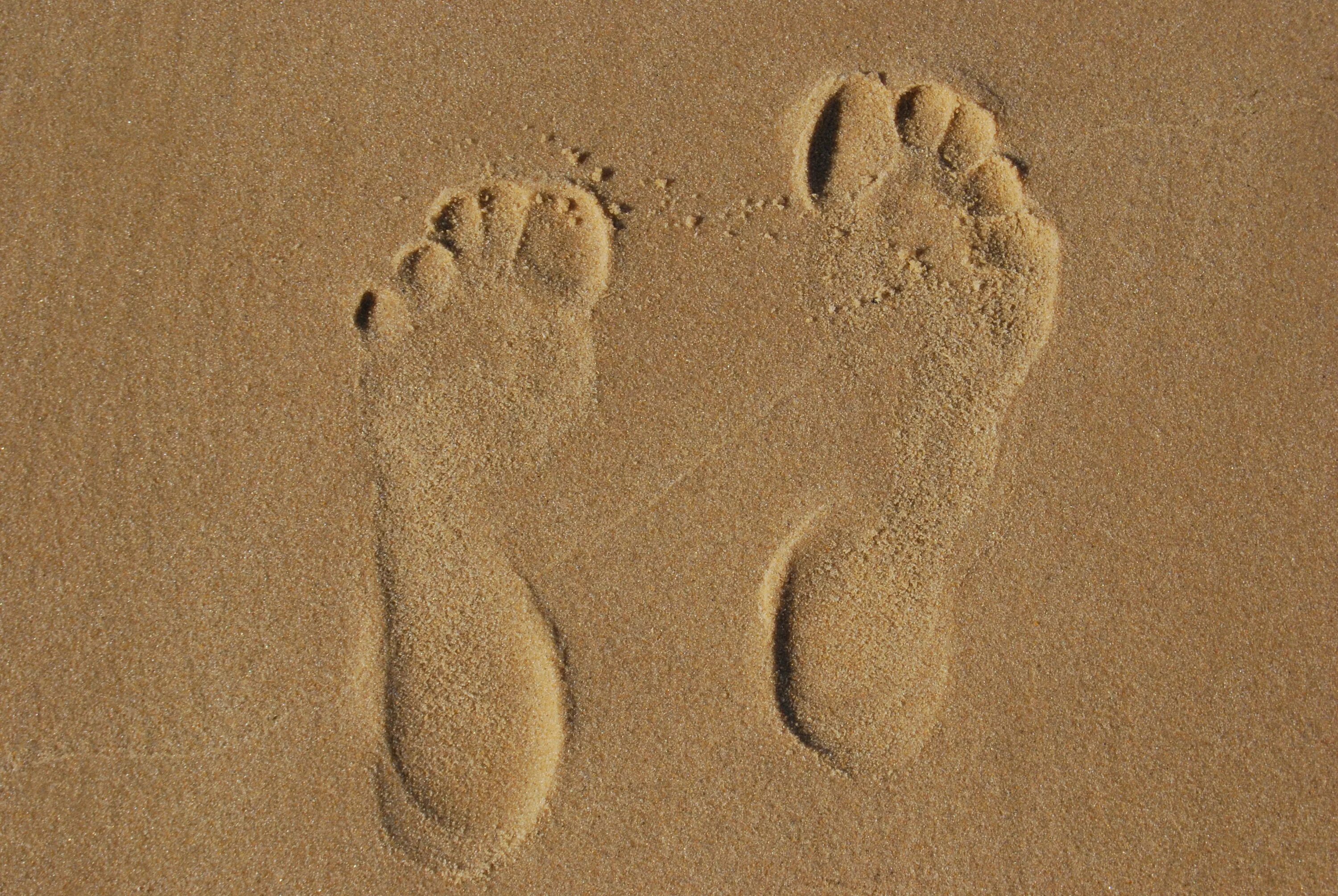 Следы любви. Следы на песке. Отпечаток ноги на песке. Следы человека на песке. Следы ног на песке.