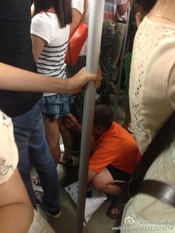 Начал лапать в автобусе