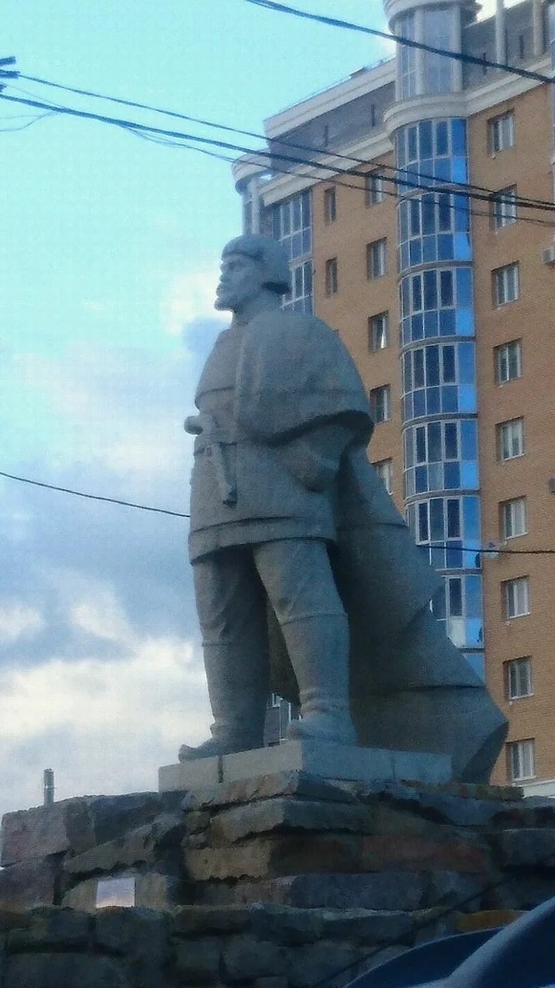 Памятник пугачева саранск. Памятник пугачеву в саранске. памятник емельяну пугачеву. памятник емельяну пугачеву в саранске. емельян пугачев памятник.