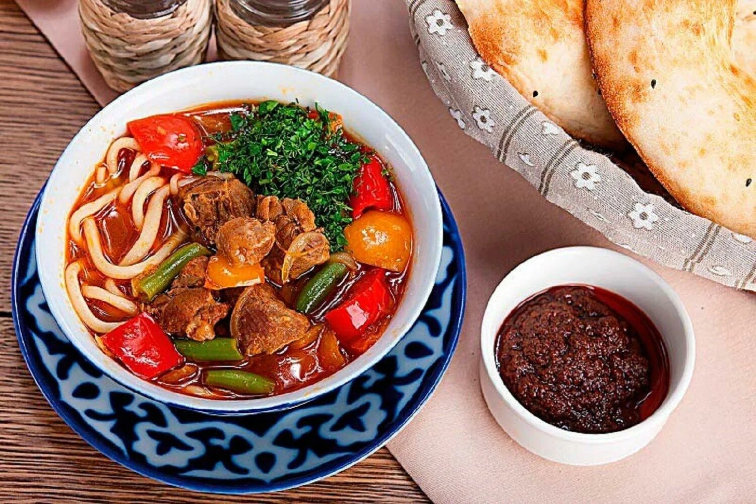 Суп лагман. Узбекская кухня лагман. Лагман узбекистан. Узбекская кухня лагман. Каурма лагман.