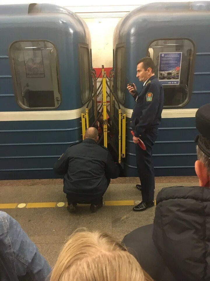 Метро санкт петербург происшествие. Коллапс в метро спб. Метро спб упал на рельсы. Питер метро дыбенко. Метро люди на платформе.