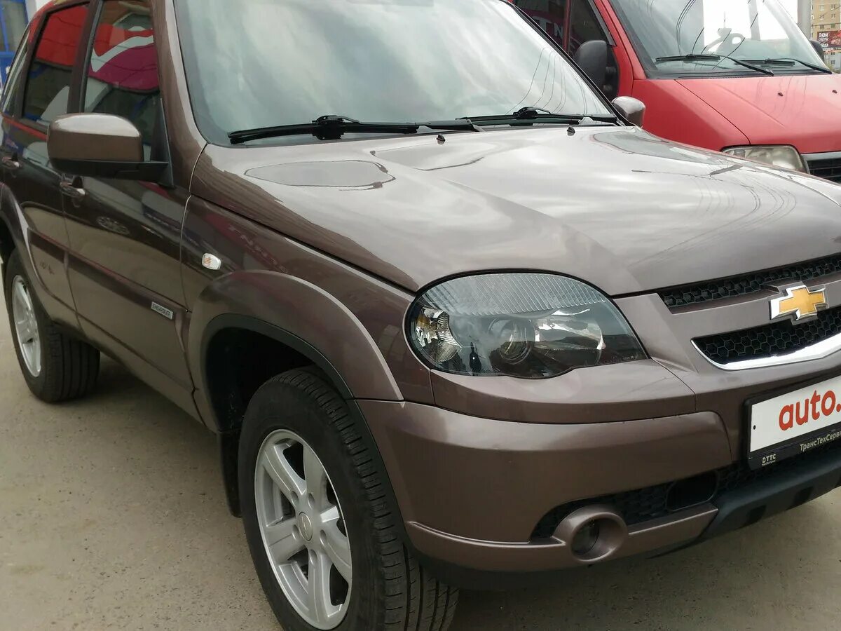 Купить ниву шевроле бу москва московская область. Chevrolet Niva 2012 коричневый. Нива Шевроле 2011 год коричневый металлик. Нива Шевроле красно коричневый металлик. Нива Шевроле коричневый металлик.