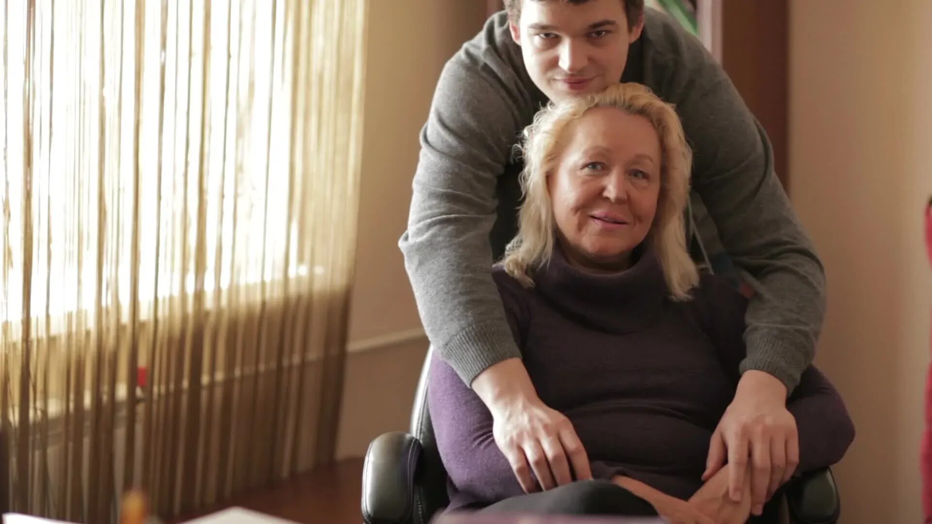 Пожилые мамы видео. Мама обнимает сына. Объятия взрослого сына с мамой. Взрослый сын. Мама и взрослый сын обнимаются.