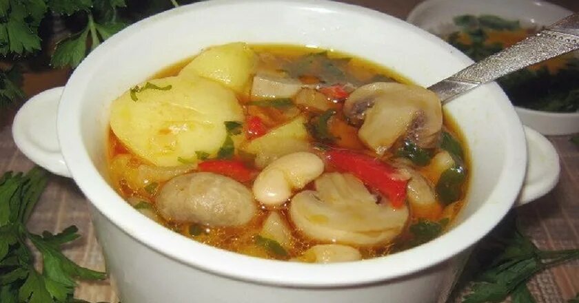 Суп с помидорами и картошкой. Суп картофельный с грибами. Суп с томатами и шампиньонами. Суп с грибами и болгарским перцем. Суп с грибами и помидорами.
