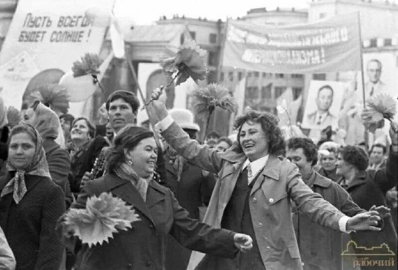 Советские массовые праздники. Демонстрация 7 ноября в ссср. Песня демонстрация. Песня демонстрация. Демонстрация 1 мая в ссср.