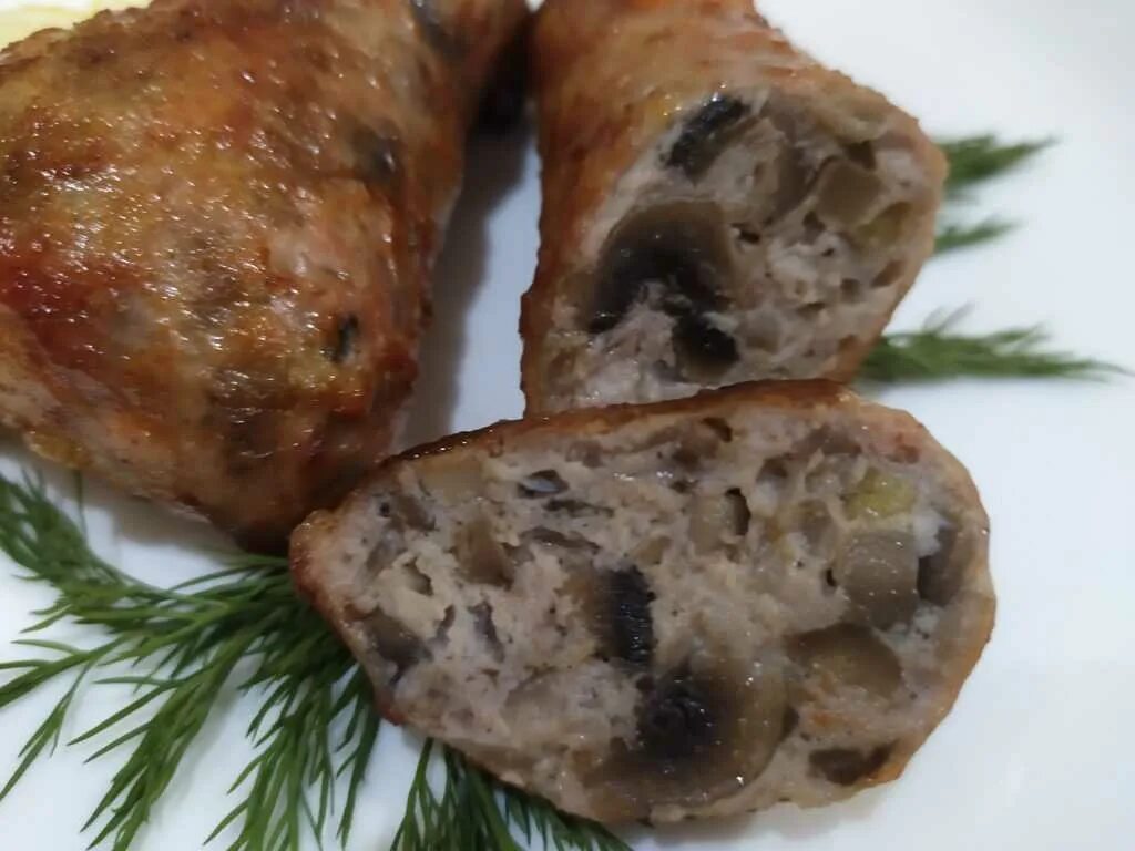 Голени с грибами. Окорочка фаршированные грибами. куриные голени фаршированные грибами. куриная ножка фаршированная. голень фаршированная куриная.