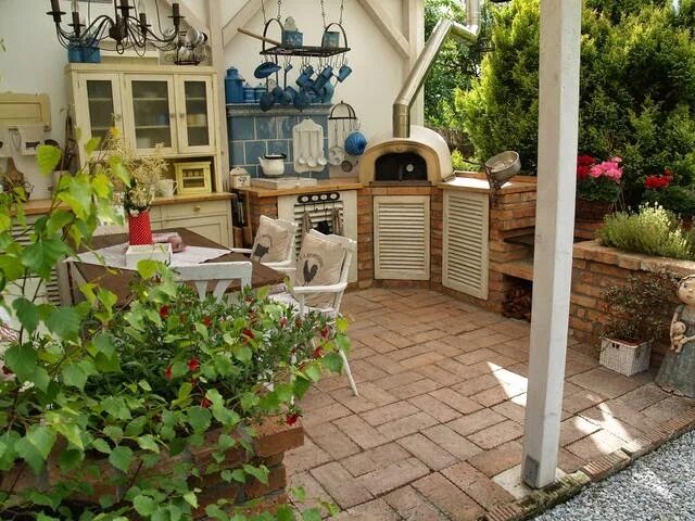 тенистый квадратный монастырский дворик ландшафт. красивые уголки сада. садовый дворик сайт. дачный дизайн сьюзен. ландшафт вокруг беседки.