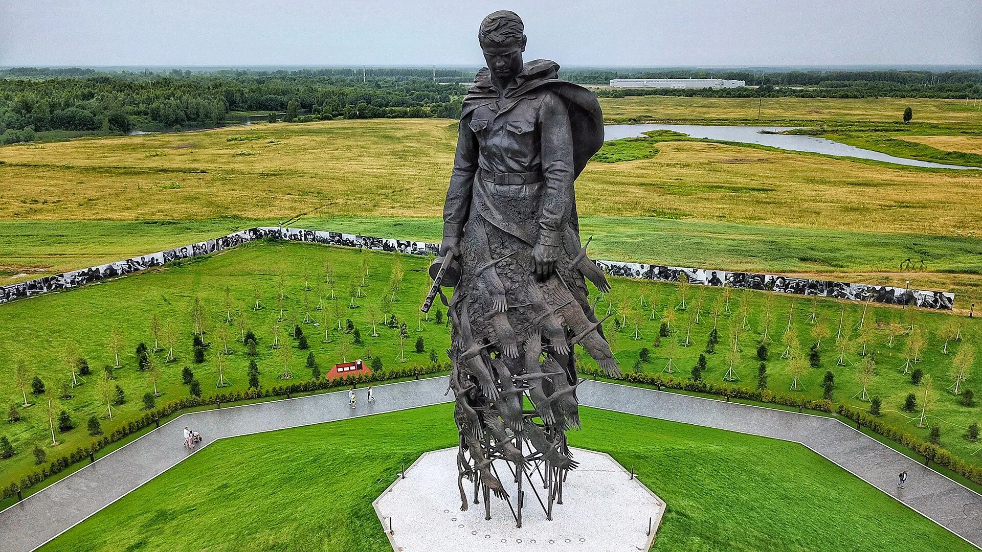 Ржев мемориал советскому солдату. Ржев РЖЕВСКИЙ мемориал. Мемориальный комплекс советскому солдату подо Ржевом. Мемориал Журавли Ржев.