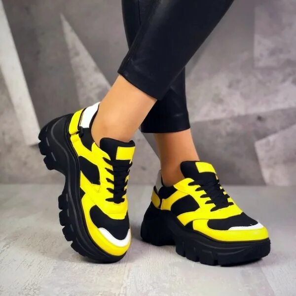 Желтая подошва на кроссовках. Кроссовки рибок женские черно желтые. Кроссовки adidas женские жёлтые 2022. Шоксы найк черно желтые. Кроссовки Nike желто-черные bq6472-110.