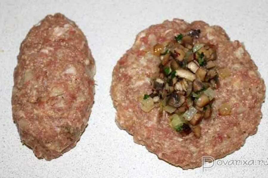 Приготовить зразы из фарша с грибами