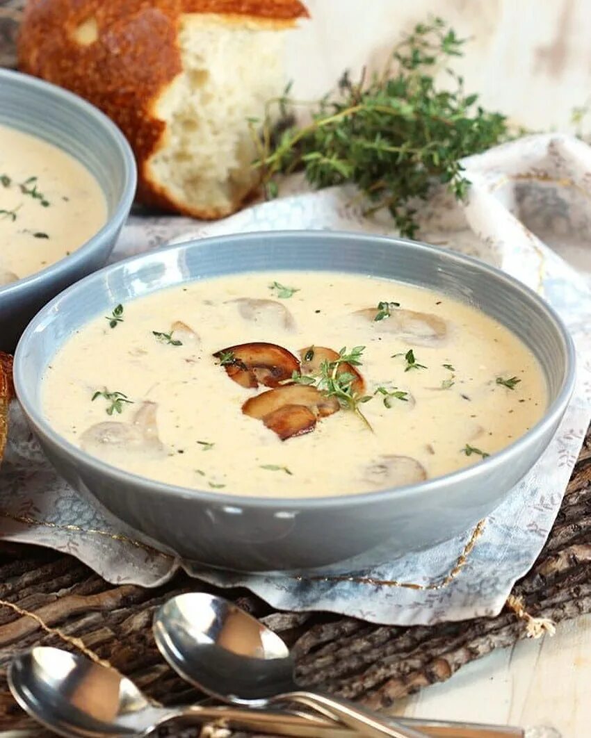 Грибной сливочный суп. Немецкий сырный суп Käsesuppe. Грибной суп пюре с сыром. Молочный грибной суп. Грибной суп с курицей и плавленным сыром