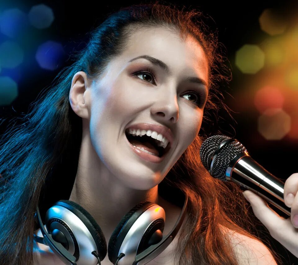 Шикарный голос девочки. Яна кошкина короли фанеры. Ведущая яна кошкина. Голос сцена. Шикарный голос девочки.