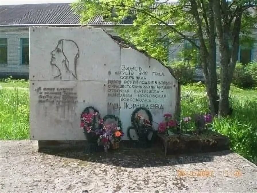 Памятник погибшим детям в воронеже 1942. Памятник в саду пионеров воронеж. 1942 13. 1942 13. Сад пионеров воронеж 1942.