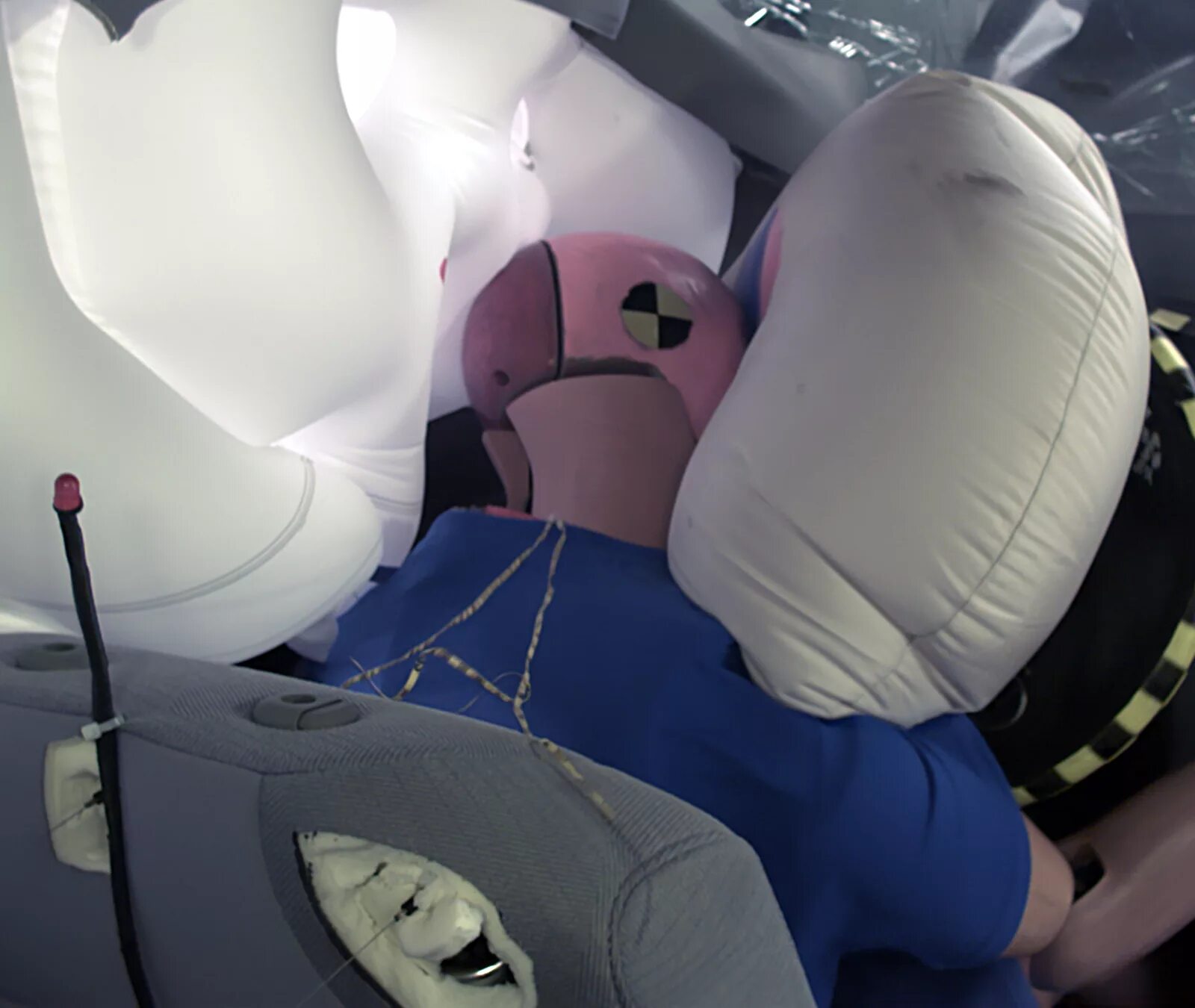 Срабатывает подушка при непристегнутом ремне. Takata подушки. сработавшие подушки безопасности. фронтальные подушки безопасности. подушка безопасности раскрылась.