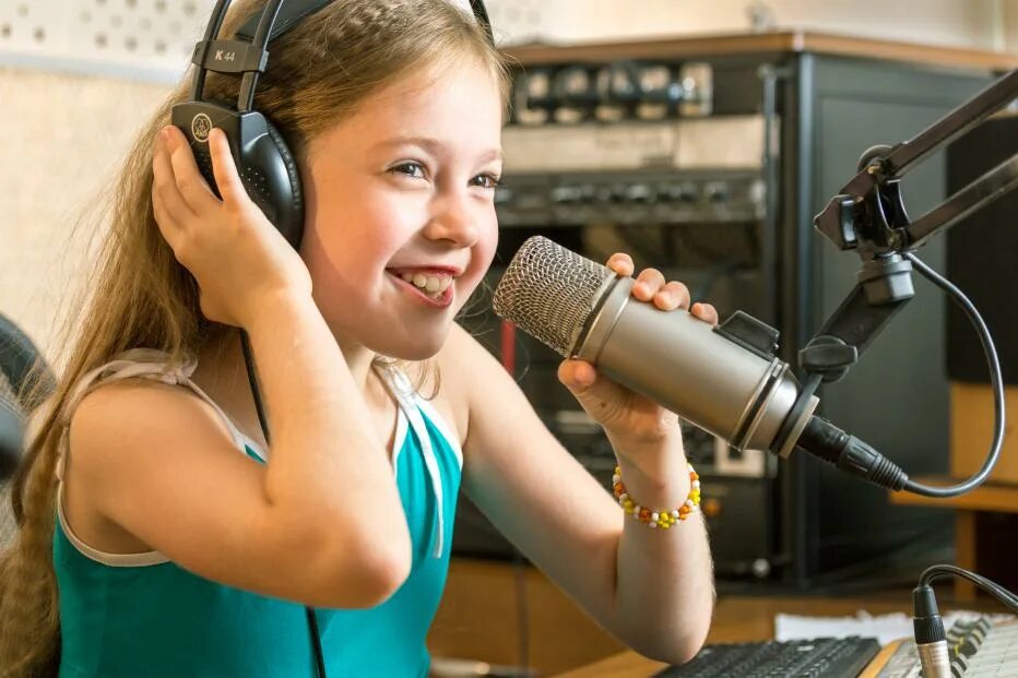 Radio kid. Радиопередачи для детей. Ребенок с микрофоном. Радио для детей.