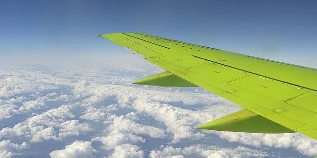 под зеленым крылом самолета. крыло самолета в небе. самолет в небе. егорьевск крыло самолета. вид из иллюминатора самолета.