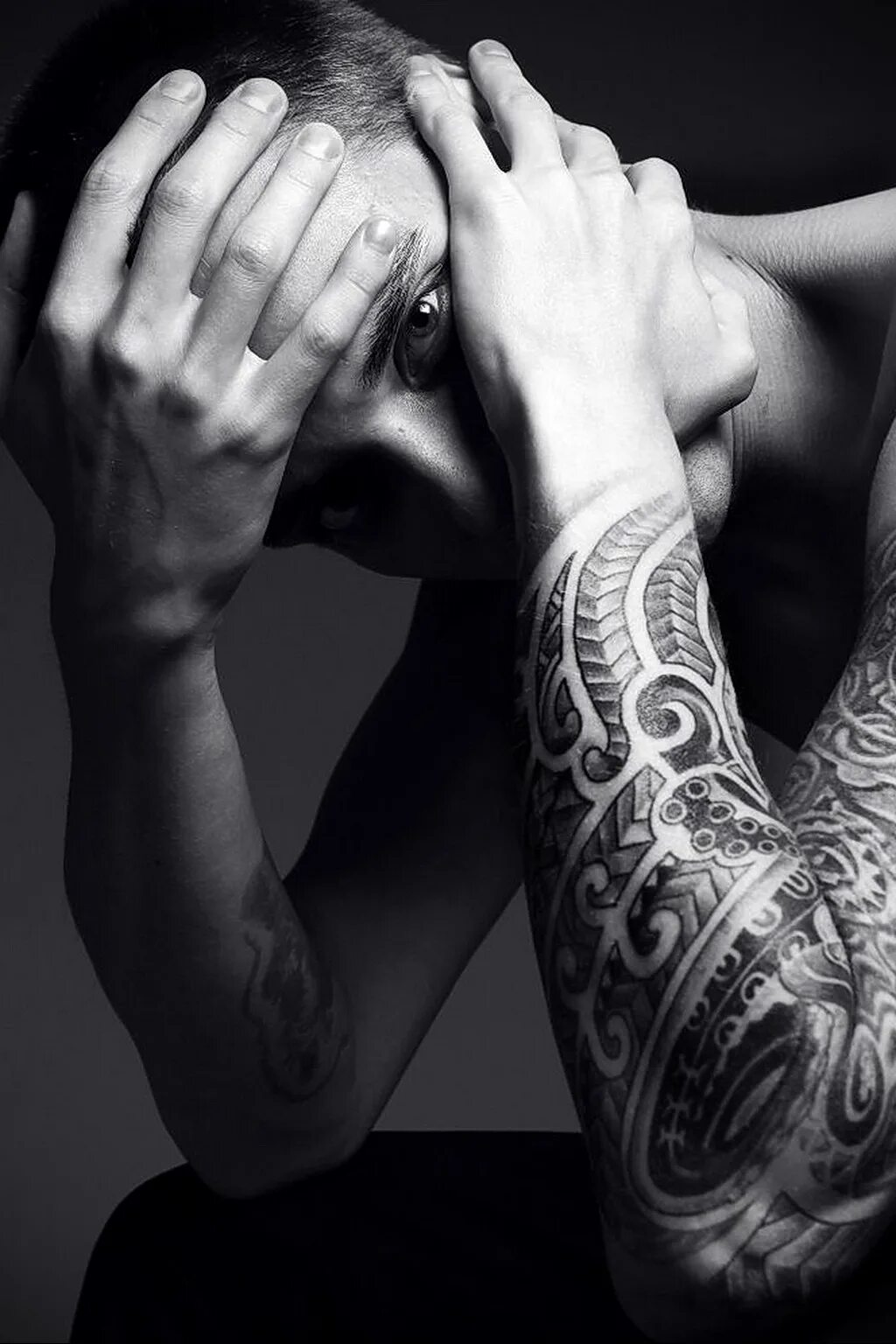 Белое тату для мужчин. Белое тату для мужчин. Брутальные парни с тату. Рукав тату для парней. Белые тату мужские.