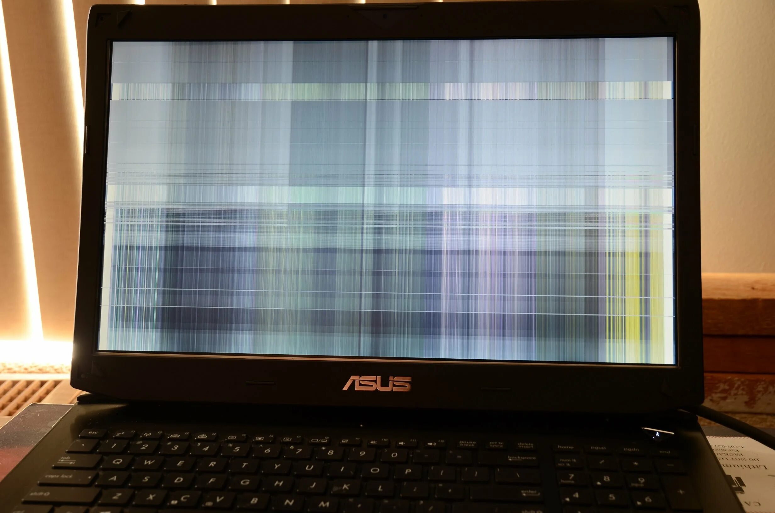 ASUS Laptop's Screen. Монитор ноутбука асус. Разбитый экран ноутбука. Ноутбук с разбитым экраном. Буквы на экране ноутбука