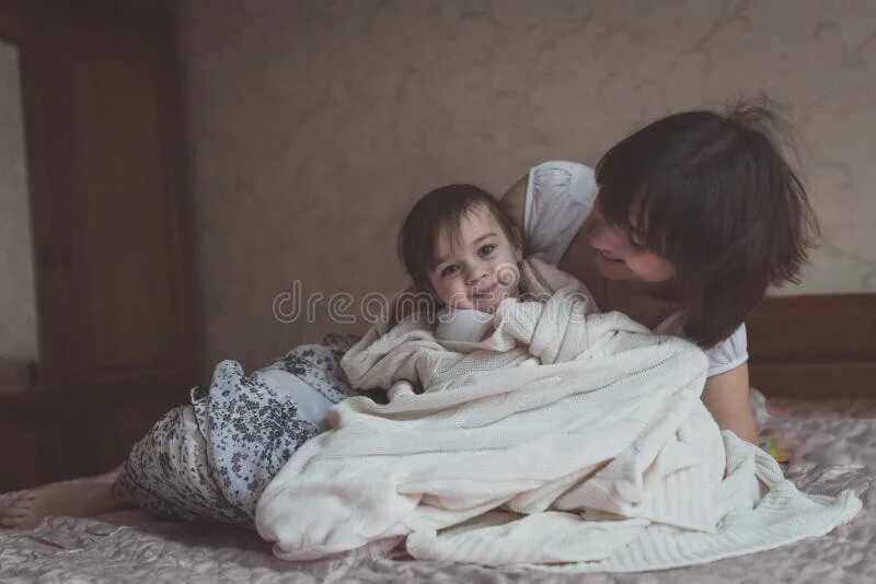 ПРЯТКИ под одеялом. Дочка и мама под одеялом играют в ПРЯТКИ. Мама играет в прятки