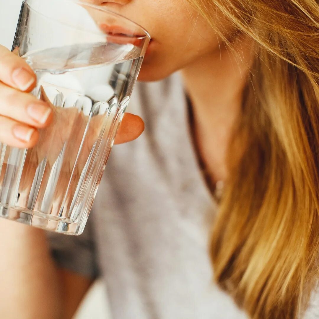 Воду пьют натощак сколько. Пить воду. Стакан воды. Девушка со стаканом воды. Пить чистую воду.