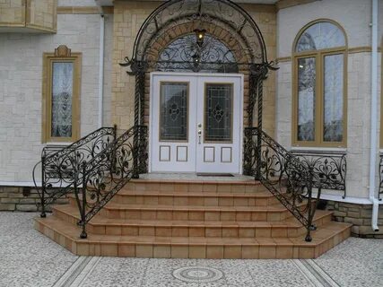 Слева от центрального входа