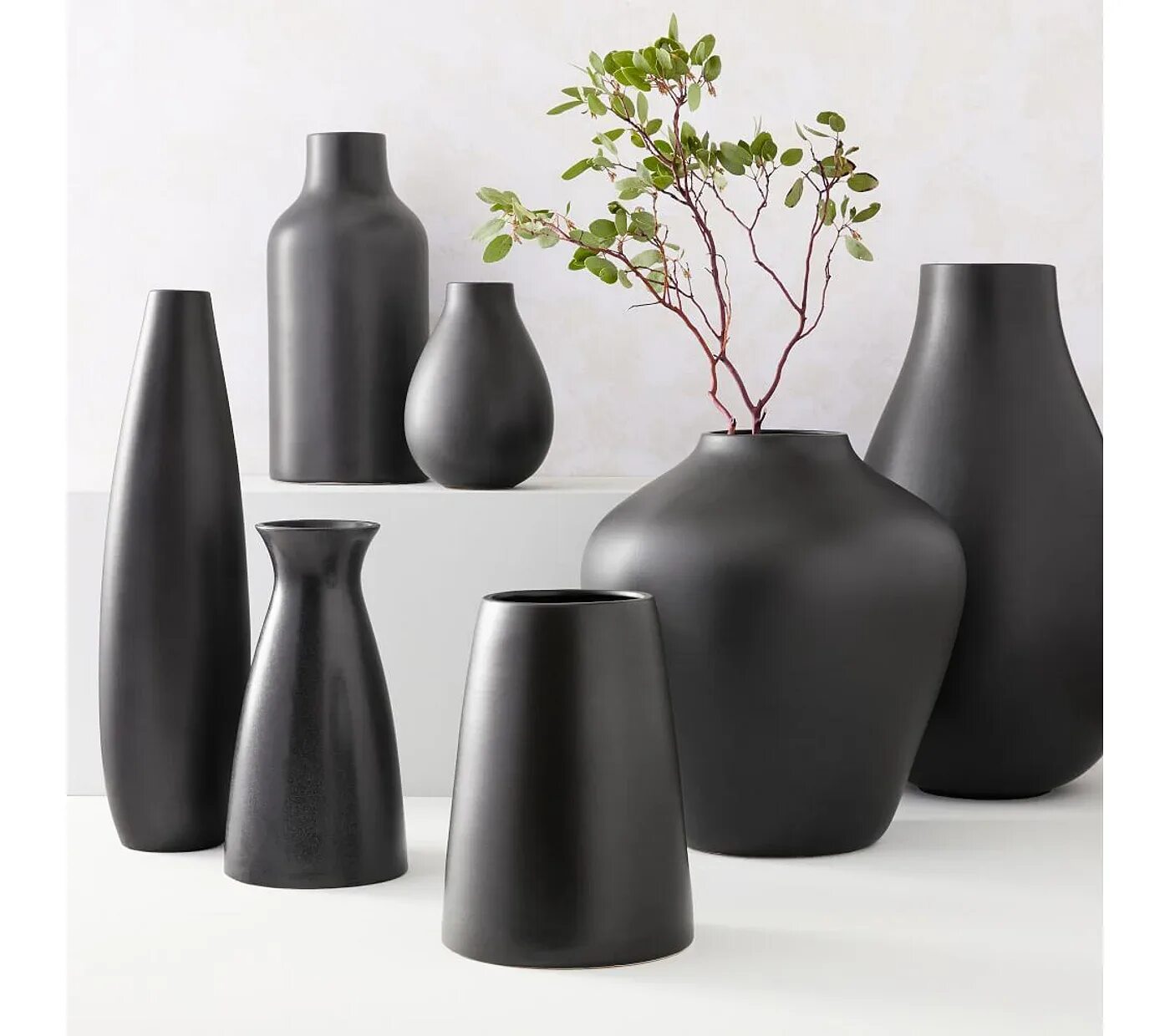 1563290567-Pure-Black-Ceramic-Vases-c_Ceramic+Vases. Стильные вазы для интерьера. Керамическая ваза. Черные вазы.