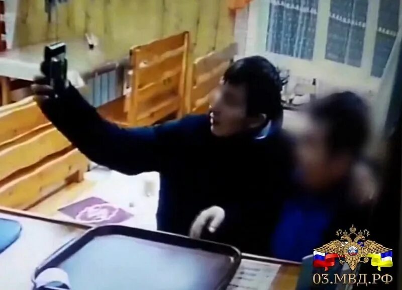 Ударил девушку об стол головой. Быстроногий грабитель улан удэ. ударил бутылкой по голове полицейского.