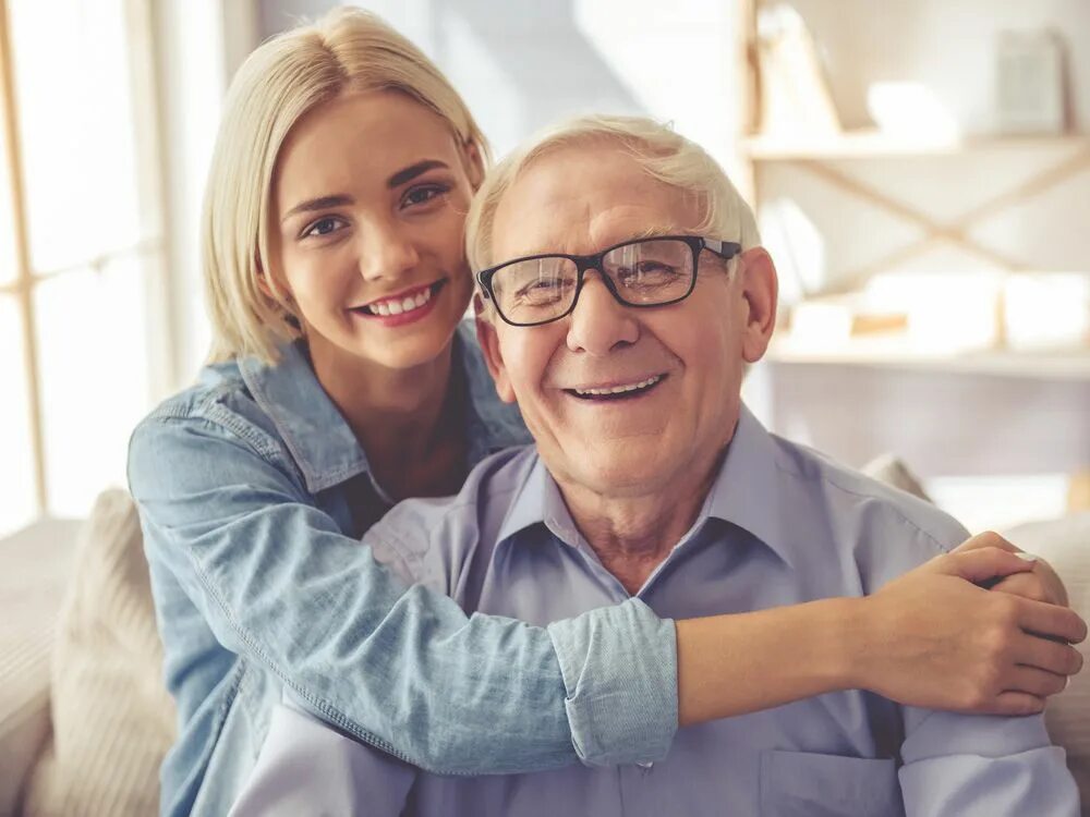 Grandpa daughter. Молодая девушка и делушаа. Пенсионер с молодой девушкой. Студенты и пенсионеры. Дедушка и девушка.