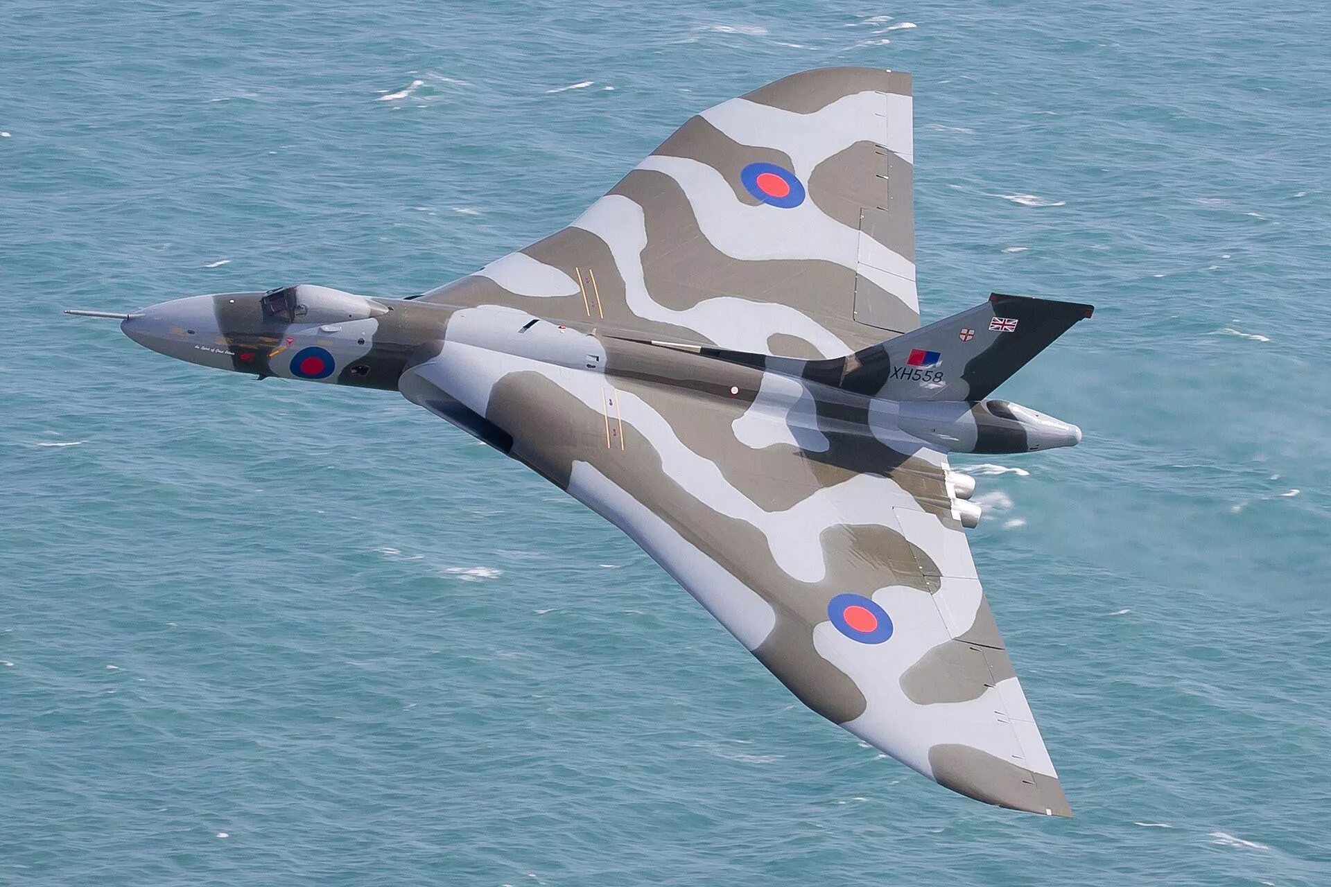 Avro vulcan самолёты великобритании. Avro vulcan xh558. Самолет вулкан. Бомбардировщик вулкан англия. Vulcan самолет.