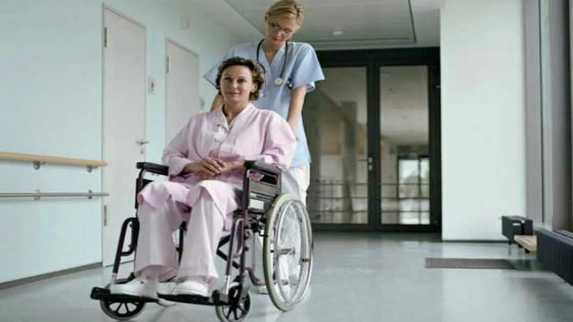 Медицинское учреждение для инвалидов. Пациент на кресле каталке. Транспортировка пациента. Транспортировка на кресле каталке. Пациент в инвалидной коляске.