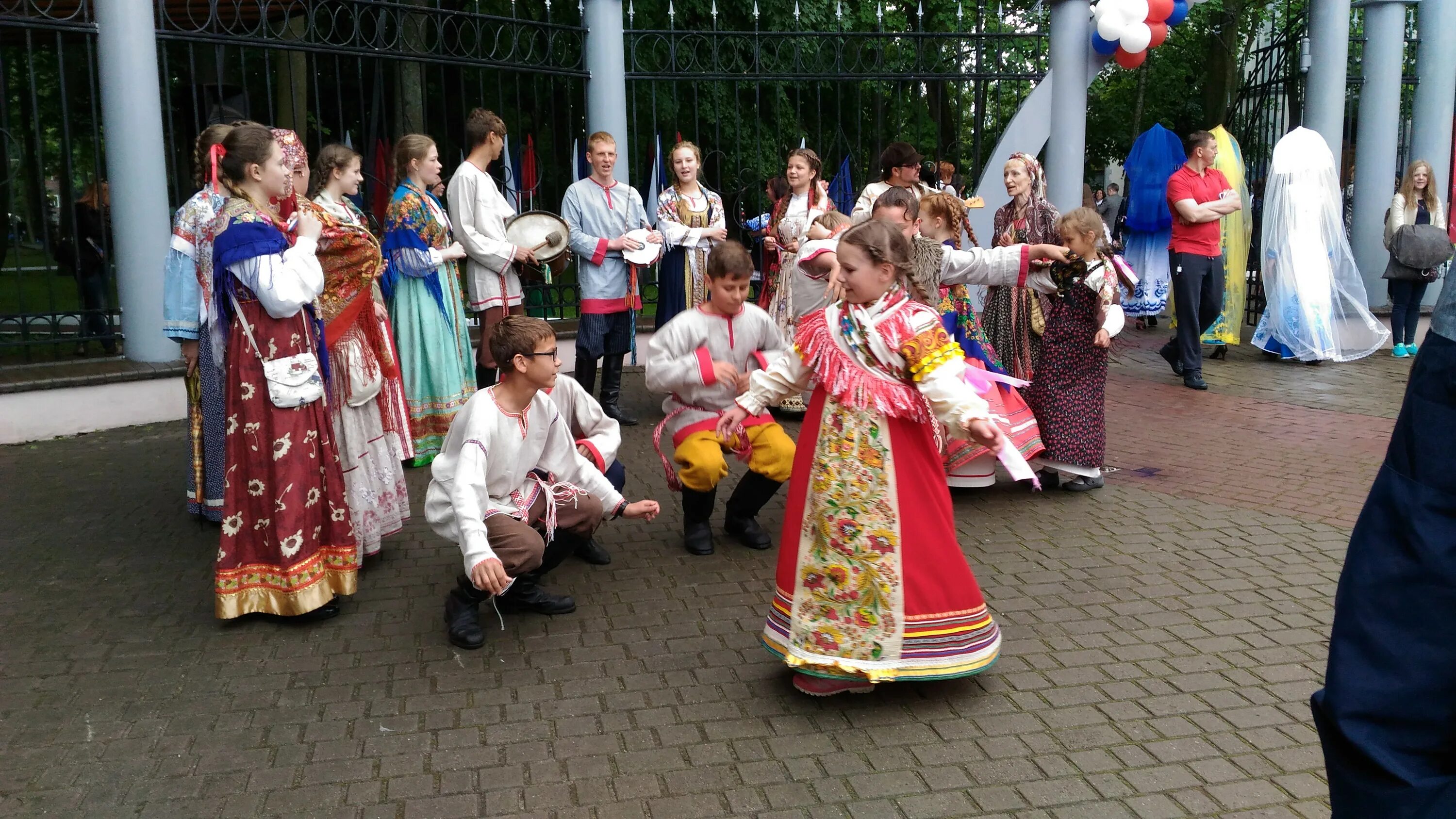 Массовых народных выступлениях. Фольклорный ансамбль талица. выступление народного ансамбля в парке. шествие народных коллективов на природе. праздники россии.