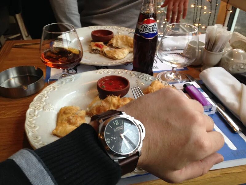 Обед в ресторане. Мужской обед в ресторане. Обедать в кафе. Обед в ресторане рука парня.
