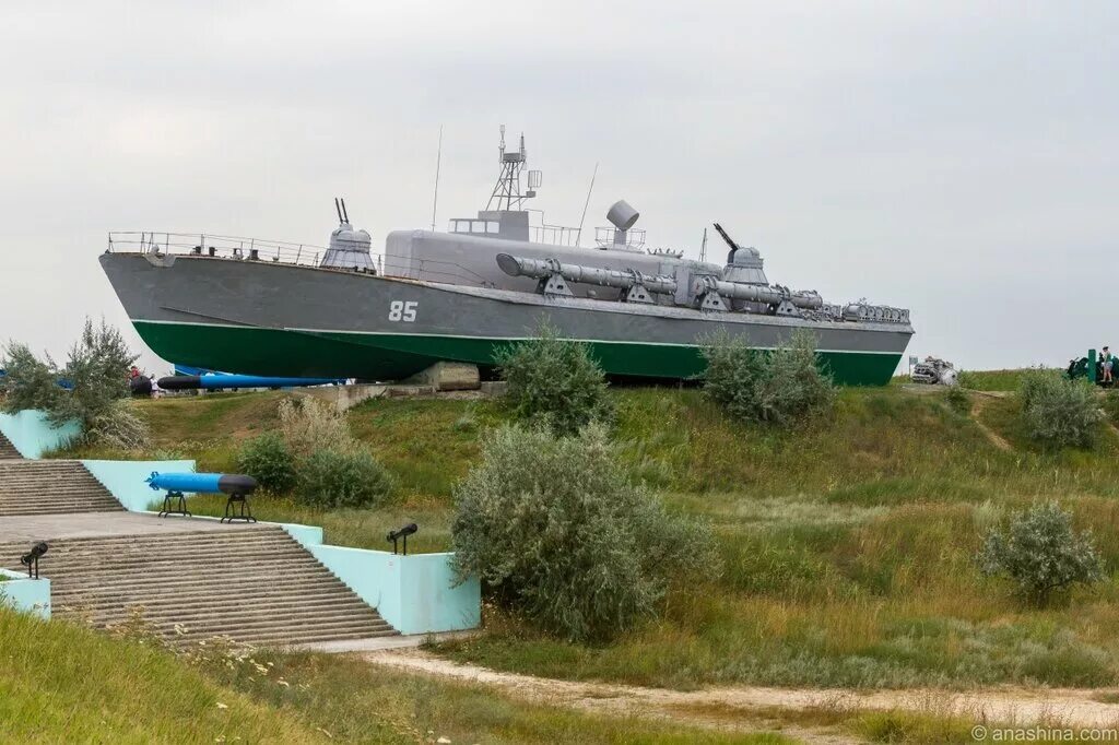 Музей Военная горка в Темрюке. Военная горка Темрюк. Музей военной техники в Темрюке. Анапская Темрюк Военная горка. Лодка тамань