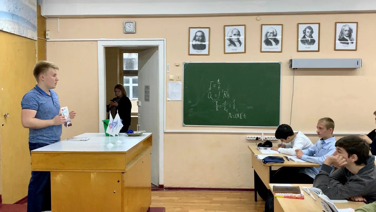 Профориентационные занятия в школе. Встреча с выпускниками школы по профориентации. уроки профориентации в школе. уроки профориентации фото. профориентация на уроках английском.