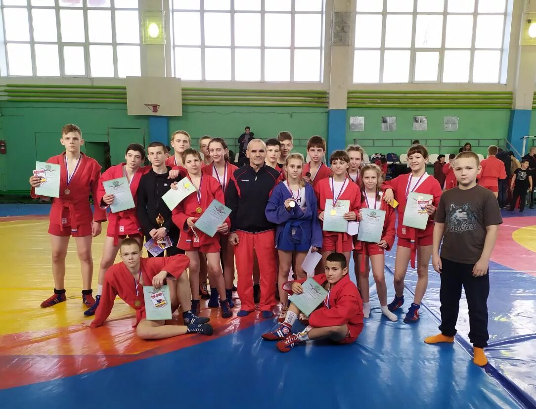 Г гагарин самбо тренер антон. Дорогобуж самбо соревнования. Федерация самбо г гагарин. Соревнования по борьбе. Первая в истории аттестация самбистов.