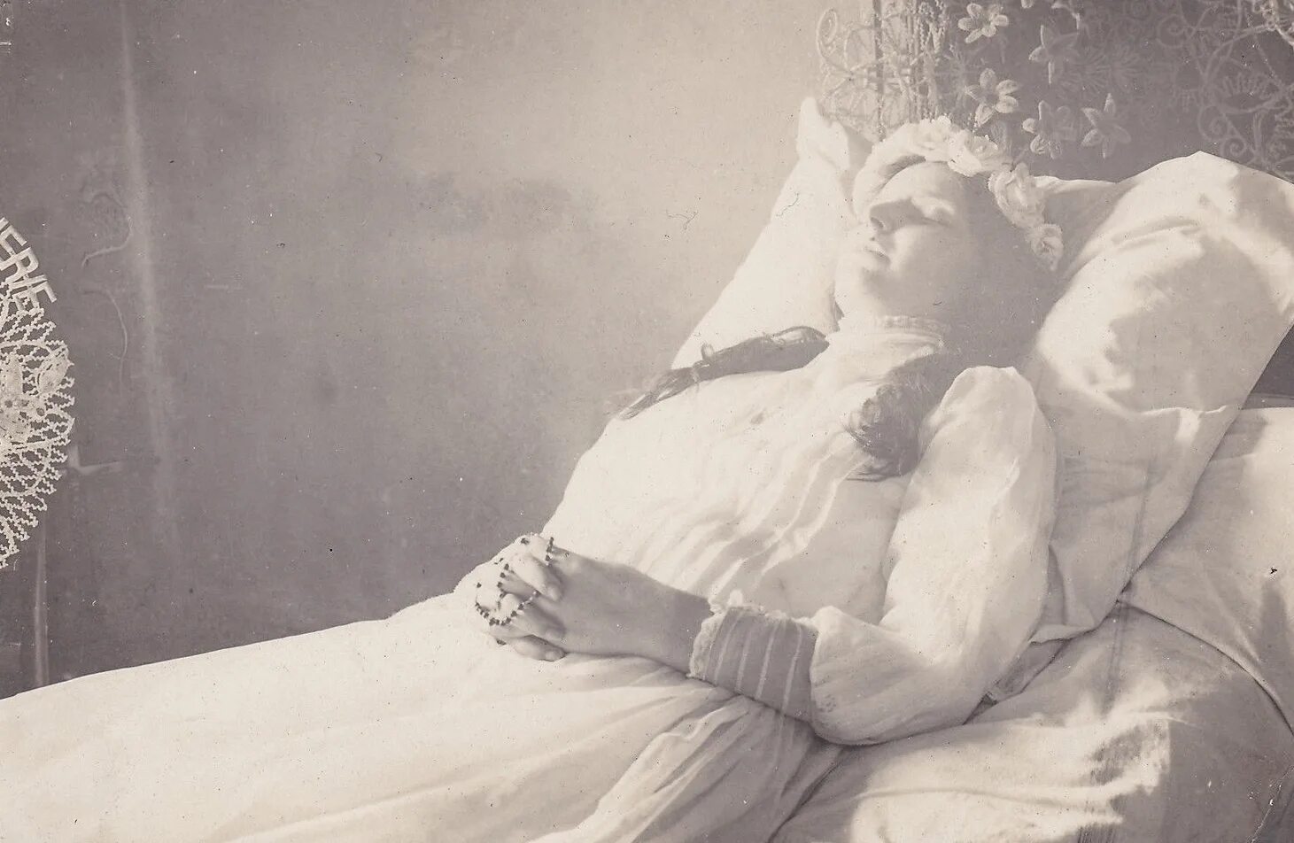 Охраняют умерших людей. Викторианская постмортен фотография посмертная 19 века. Охраняют умерших людей. Посмертные фотографии 19 века. Post mortem викторианской эпохи.