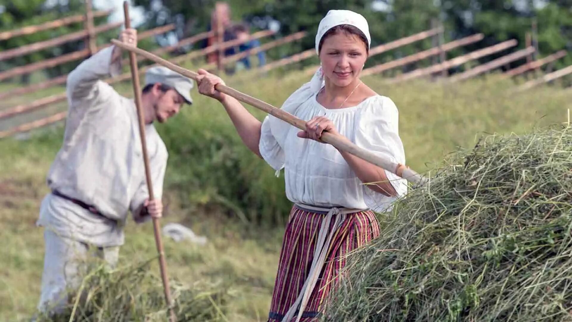 С сел труда. Сенокос в деревне. Сельские женщины. Женщина на сенокосе. Труд в деревне.