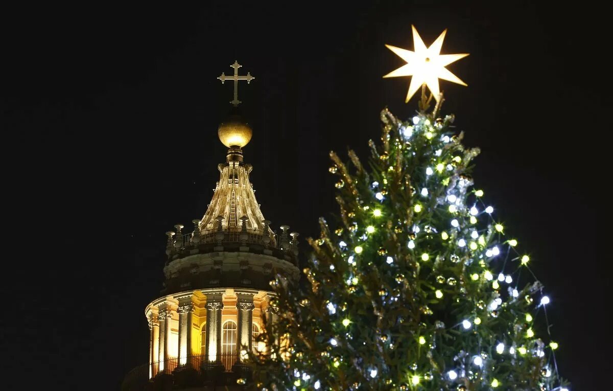 Зажглась первая звезда. Рождественская елка с Вифлеемской звездой. Рождественская елка в храме Рождества Христова в Вифлееме. Вифлеемская звезда на елку. Вифлеемская звезда на елке Рождество.